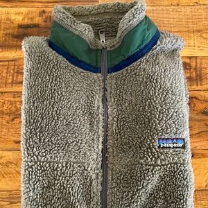 Vintage grey with green and blue details Patagonia full zip fleece with PEF